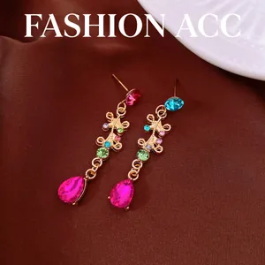 Orecchini vintage dorati con strass colorati ed eleganti fiocchi a goccia d'acqua.