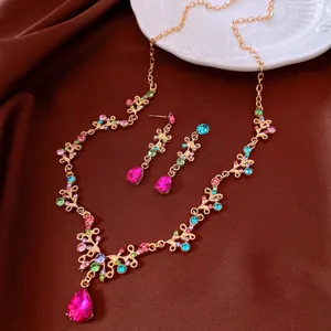 Primo piano di un set di gioielli vintage con fiocchi e strass colorati