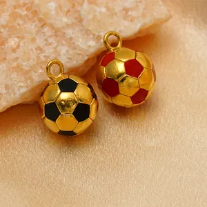 Detailansicht der 18 Karat vergoldeten Fußball-Anhänger aus Edelstahl auf Satin-Stoff