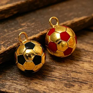 Detailansicht von 18 Karat vergoldeten Fußball-Anhängern in Schwarz und Rot mit Emaille.