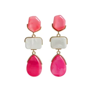 Elegantes pendientes de resina rosa y blanca con marcos metálicos de tono dorado