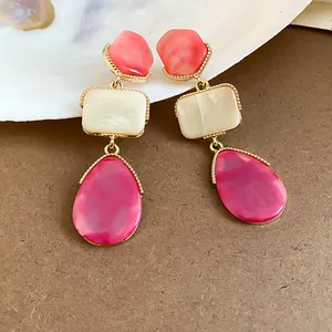 Primer plano de pendientes de resina estilo dopamina con colgantes de gota