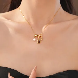 Collier rétro en or avec pierre brune ovale et pendentifs en perles