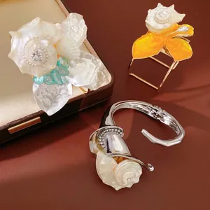Brazalete de Flor de Concha Exagerado Occidental para Mujer Brazalete de Aleación con Incrustaciones de Strass Joyería Estética de Lujo Ligero