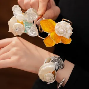 Elegante brazalete de flores de concha con perlas refinadas y detalles de pedrería fina