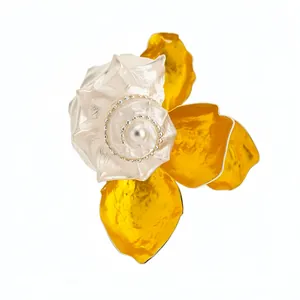 Brazalete de flor de concha de lujo en oro y blanco perla, joya elegante y llamativa.