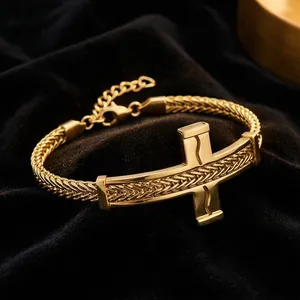 Goldfarbenes Edelstahlarmband für Herren mit hohlem Kreuz und Weizenkettenstruktur