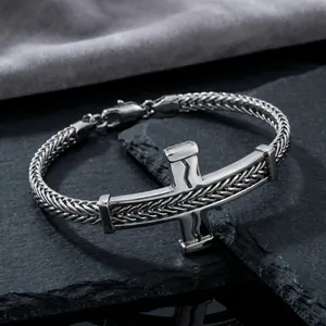 Detailansicht eines Edelstahl-Kreuzarmbandes mit Drachenknochenketten-Design in Silber