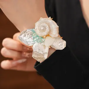 Primer plano de un brazalete floral de alta moda con conchas naturales y cristales