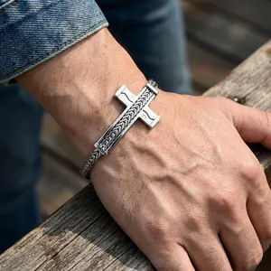 Detailansicht eines Herrenarmbands aus Edelstahl mit hohlem Kreuz und Drachenknochenkette.
