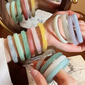 Eleganti bracciali rigidi circolari effetto giada in vari colori tenui.