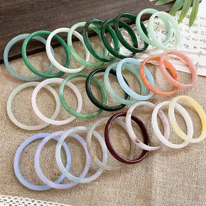 Elegante collezione di braccialetti in calcedonia rotonda dai colori naturali