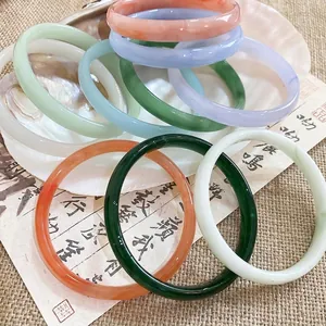 Eleganti bracciali rigidi rotondi in resina stile calcedonio in vari colori marmo