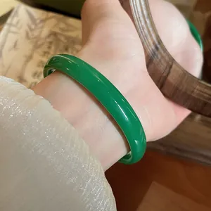 Vista dettagliata di un bracciale circolare in calcedonio verde smeraldo lucido