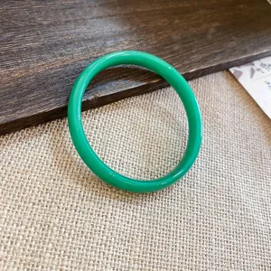 Elegante bracciale rigido circolare in calcedonio verde con finitura lucida e liscia