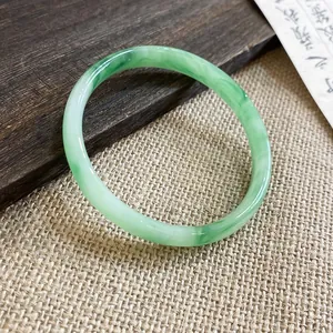 Vista macro dettagliata di un bracciale in calcedonio verde con trama naturale marmorizzata