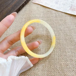 Elegante bracciale rigido in calcedonio giallo con raffinata finitura traslucida