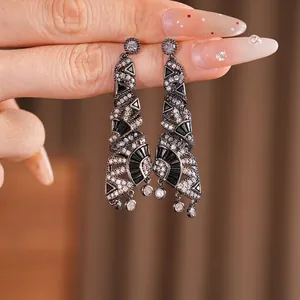 Eleganti orecchini pendenti in zircone nero con aghi in argento per un look di lusso.