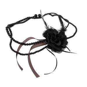 Elegante collana nera con fiore di pizzo piume e nastro in stile vintage gotico