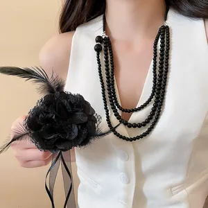 Collana a più fili di perline nere con fiore in pizzo e piume in stile gotico vintage