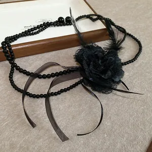 Collana di perle nere vintage con grande fiore in pizzo e dettaglio piume