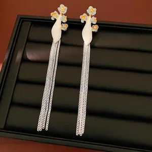 Boucles d'oreilles vintage à pampilles en émail avec longues chaînes d'argent sur plateau
