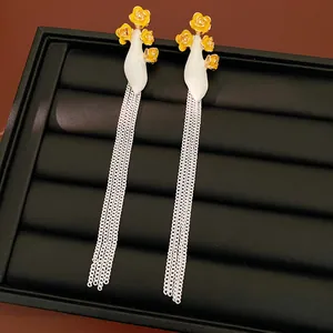 Vue détaillée de boucles d'oreilles vintage à fleurs en émail et longues chaînes d'argent