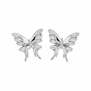 Squisiti orecchini a lobo a farfalla in argento con pietre di zirconia marquise.