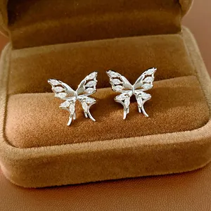 Vista dettagliata di eleganti orecchini a farfalla in argento con zirconi scintillanti.