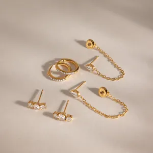 Dettaglio del set di orecchini in acciaio inossidabile placcato oro 18k con zirconi