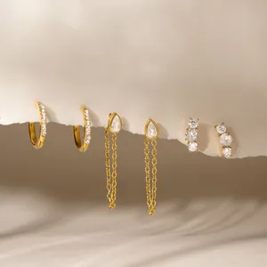 Dettaglio del set di orecchini in acciaio inossidabile placcato oro 18k con cristalli eleganti