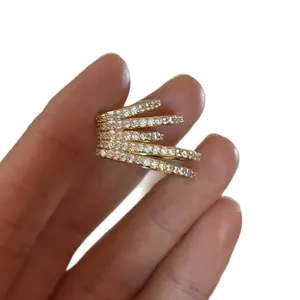 Eleganter vergoldeter mehrlagiger Ohrmanschette mit funkelnden weißen Zirkonia-Steinen