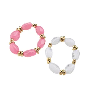 Set aus zwei unregelmäßigen Acryl-Stretch-Armbändern mit goldenen Perlen in Pink