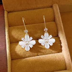 Elegante Blumen Ohrhaken Für Damen Mit Weißem Katzenaugenstein Und Funkelnden Zirkonia Vergoldete Kupfer Ohrringe Schmuck Mit Silber Stift