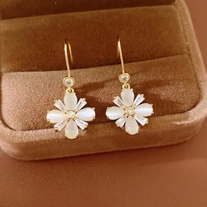 Elegante Blumen-Ohrhaken mit Katzenaugenstein und Zirkon in luxuriöser Schmuckschatulle