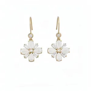 Elegante goldene Blumen-Ohrhänger mit weißen Katzenaugensteinen und glitzerndem Zirkon.