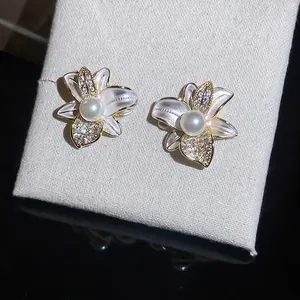 Eleganti orecchini a lobo a fiore con cristalli di zirconia e una perla centrale