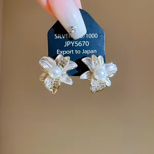 Eleganti orecchini a perno a fiore con perle zirconi e aghi in argento