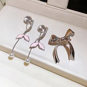 Clips de oreja con perlas de hojas rosas y set de lazo plateado en estuche lujo