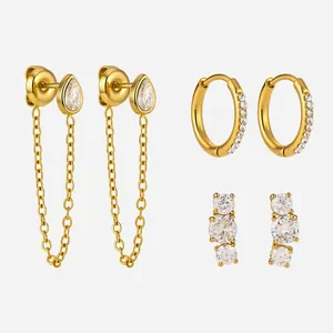 Dettaglio del set di orecchini in acciaio inossidabile placcato oro 18k con cristalli