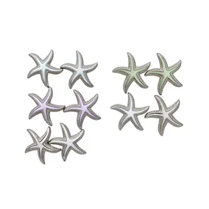 Pendientes de estrella de mar en esmalte pastel sobre fondo blanco, diseño dulce