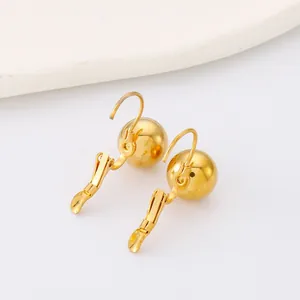 Elegantes pendientes de bola en acero inoxidable chapado en oro de 18 quilates