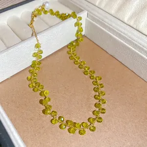 Zierliche 14 Karat vergoldete Halskette mit leuchtend gelben Kristallperlen im Choker-Stil.