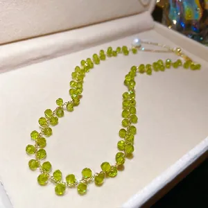 Elegante Halskette mit 14 Karat Vergoldung und grünen Kristallperlen für Damen.