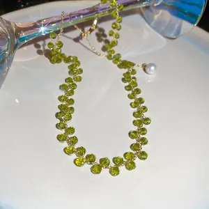 Detailansicht der 14 Karat vergoldeten Kristallperlenkette mit grünen Edelsteinen
