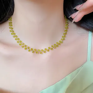 Detailansicht einer minimalistischen grünen Kristallperlenkette mit 14 Karat Goldauflage.