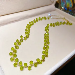Nahaufnahme einer minimalistischen grünen Kristallperlenkette mit 14k Goldbeschichtung