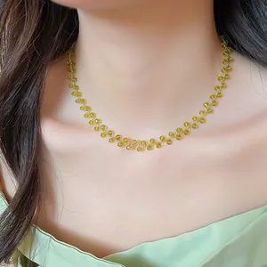 Nahaufnahme einer eleganten handgefertigten Halskette mit olivgrünen Kristallperlen