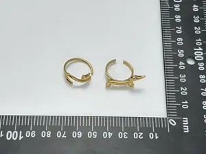 Misurazione dettagliata della dimensione dei graziosi anelli in acciaio placcato oro 18k