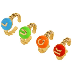 Set di quattro anelli colorati in oro stile dopamina con scritta "LUCK"